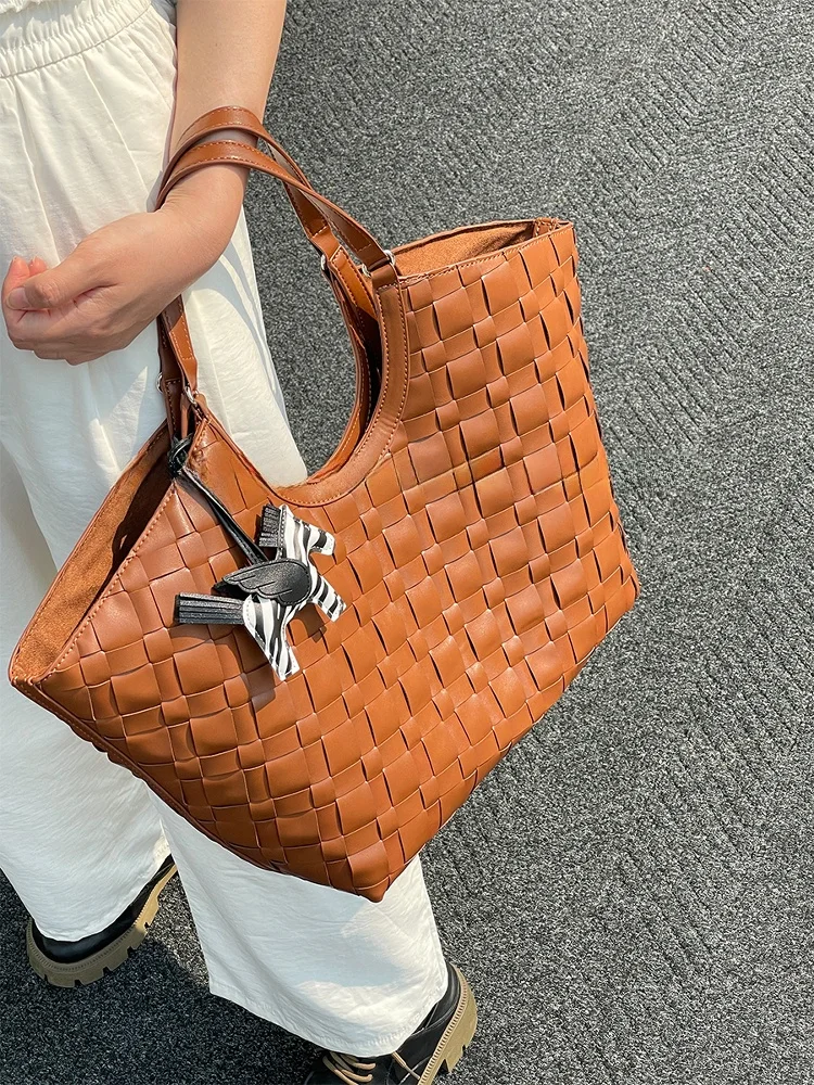 Retro Woven Large Capaci Women's Tote Bag Faionable Underarm Handbag Magnetic Bule Closure Commuting Soft Handle Bag
Retro Woven Large Capaci Women's Tote Bag Faionable Underarm Handbag Magnetic Bule Closure Commuting Soft Handle Bag