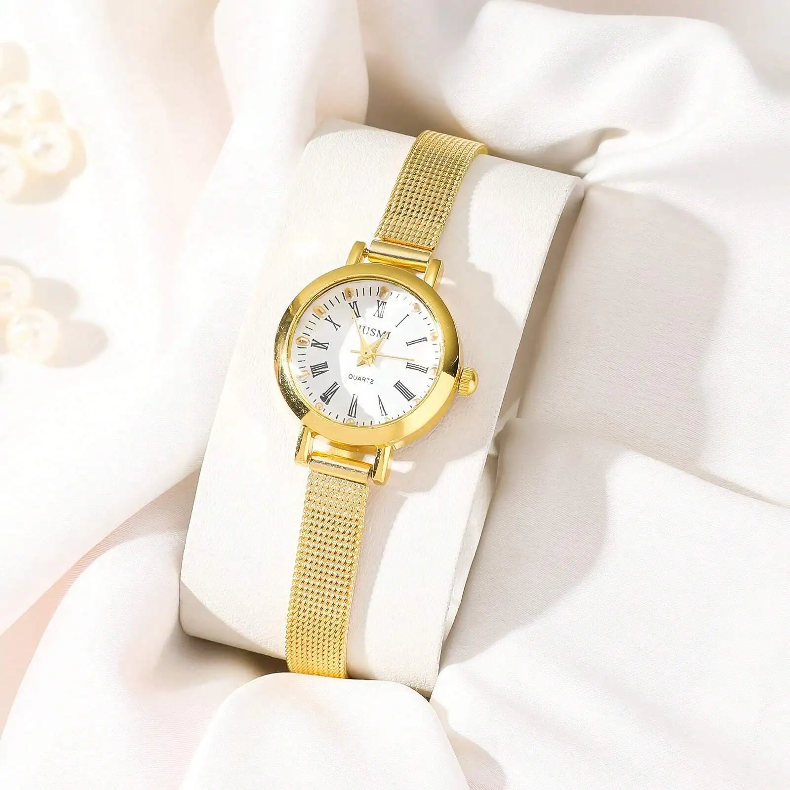 Элегантные часы с золотистым сетчатым ремешком, циферблатом с римскими цифрами и минималистичным дизайном.
Элегантные часы с золотистым сетчатым ремешком, циферблатом с римскими цифрами и минималистичным дизайном.