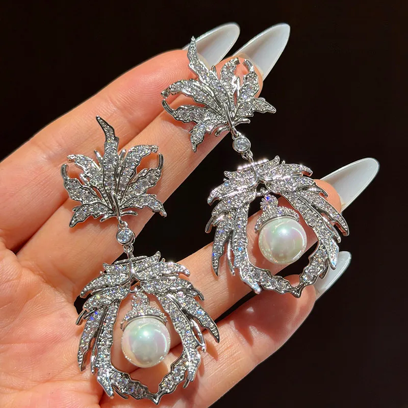 Tassel Temperament Fashionable Luxury Exquisite Zircon Earrings
Tassel Temperament Fashionable Luxury Exquisite Zircon Earrings