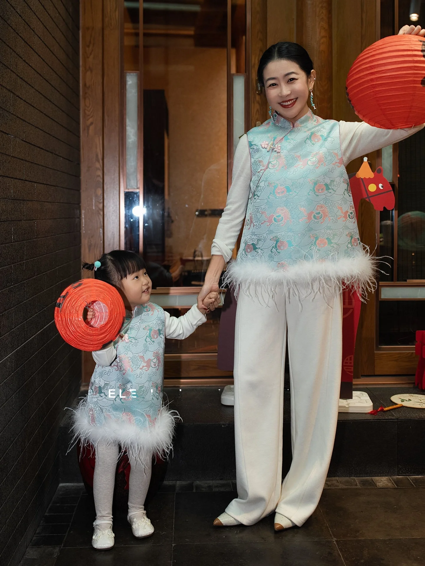 New Chinese Style Family Matching Outfits Elephant And Giraffe Pattern Embroidered Ostrich Feather Vest for Women
New Chinese Style Family Matching Outfits Elephant And Giraffe Pattern Embroidered Ostrich Feather Vest for Women