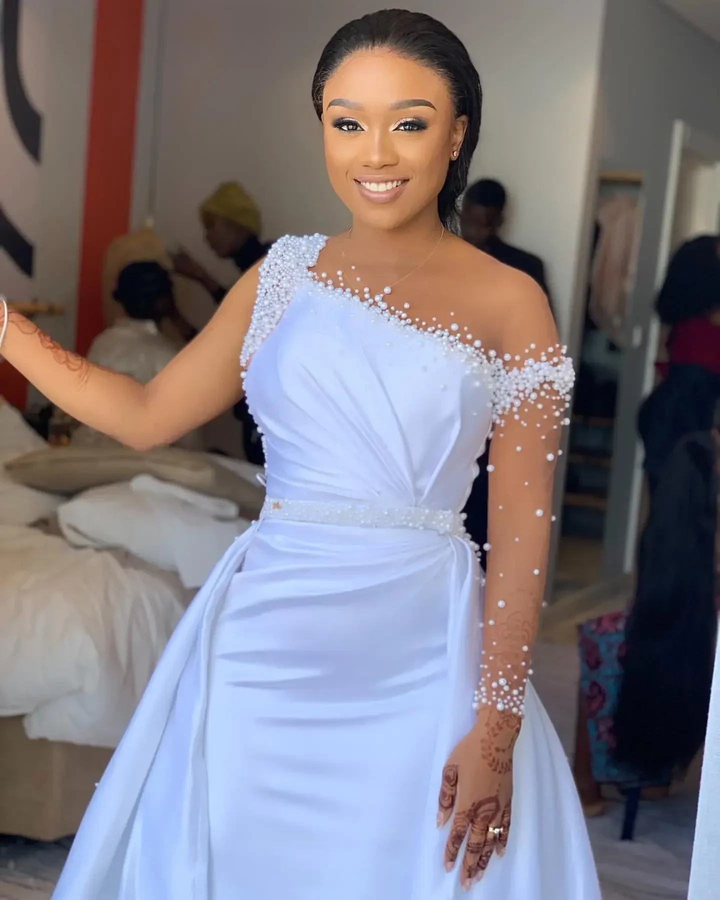 Customized White Pearls Mermaid Wedding Dress Satin Sheer Neck Detachable Train Vintage Elegant Bridal Gowns Dresses
Customized White Pearls Mermaid Wedding Dress Satin Sheer Neck Detachable Train Vintage Elegant Bridal Gowns Dresses