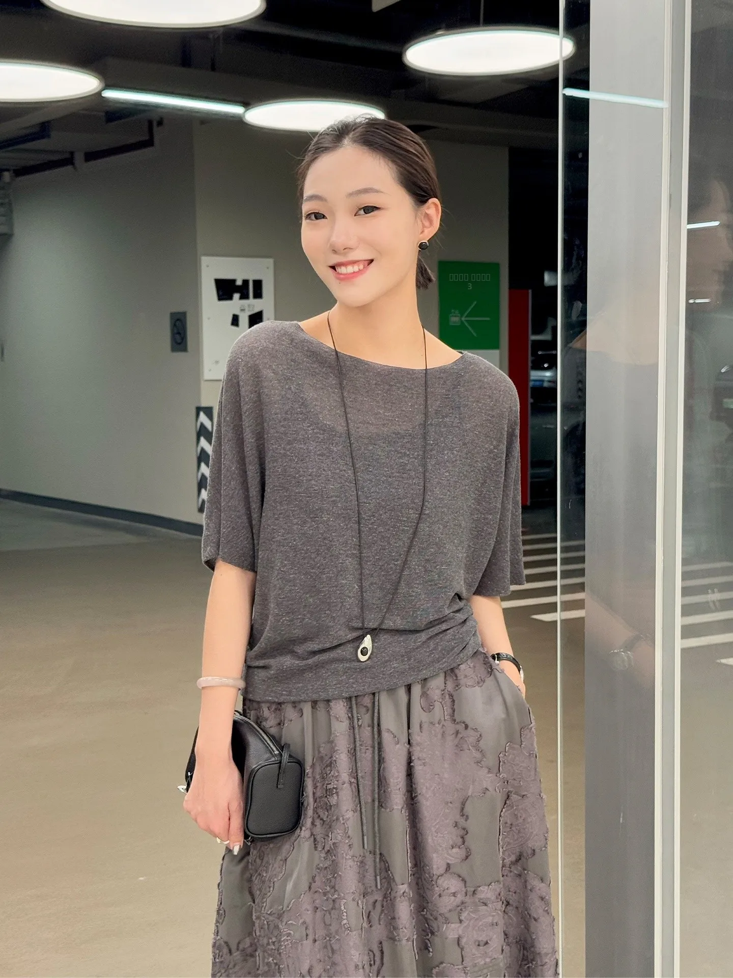 Повседневная женская футболка с круглым вырезом и коротким рукавом, свободного кроя, стройнящая, универсальная, базовая, однотонная, летняя новинка, премиум-класса
Повседневная женская футболка с круглым вырезом и коротким рукавом, свободного кроя, стройнящая, универсальная, базовая, однотонная, летняя новинка, премиум-класса