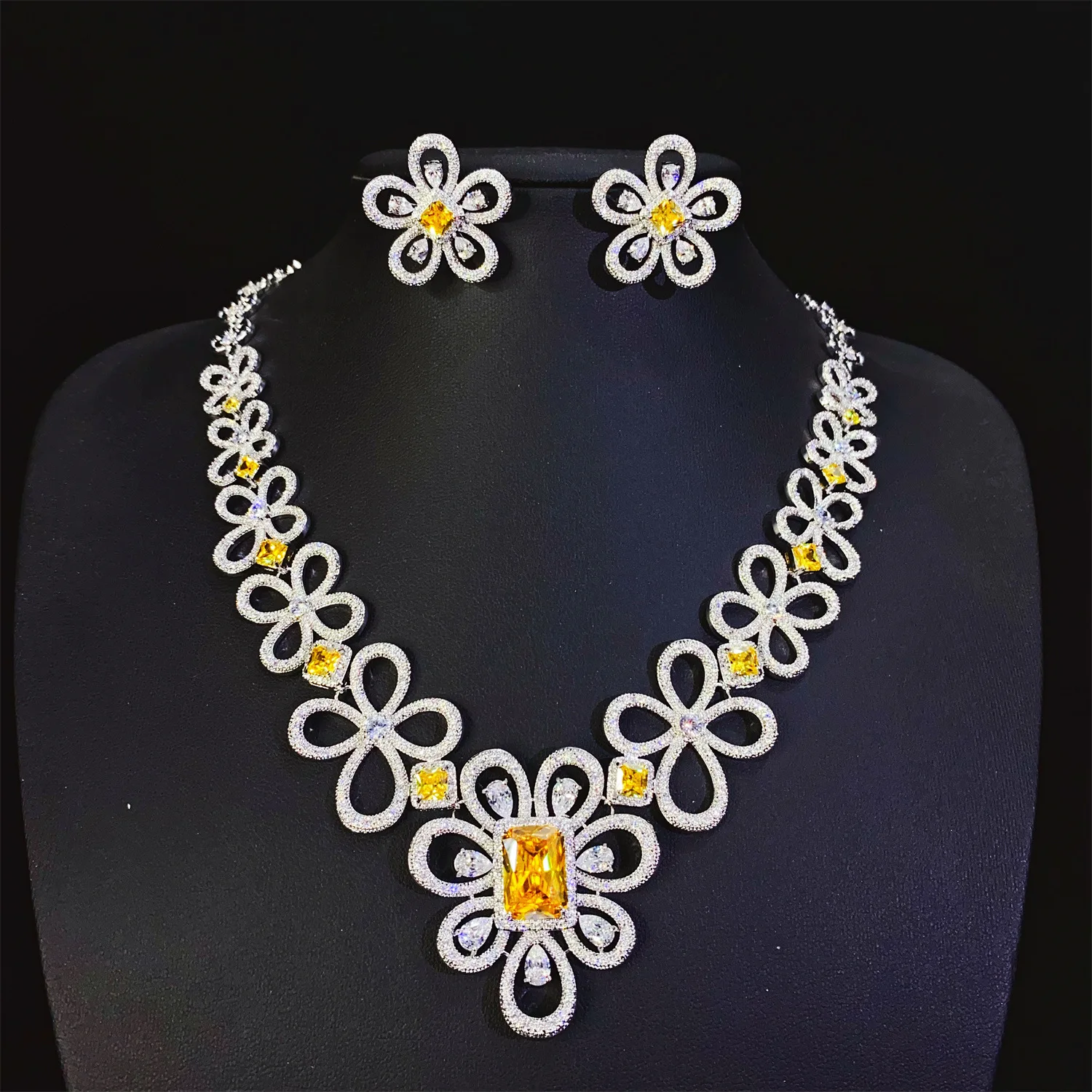 Luxury Zircon Flower Necklace Earring Two-Piece Set Woman Jewelry Sets Bridal Wedding Accessories High-Quality New
Luxury Zircon Flower Necklace Earring Two-Piece Set Woman Jewelry Sets Bridal Wedding Accessories High-Quality New