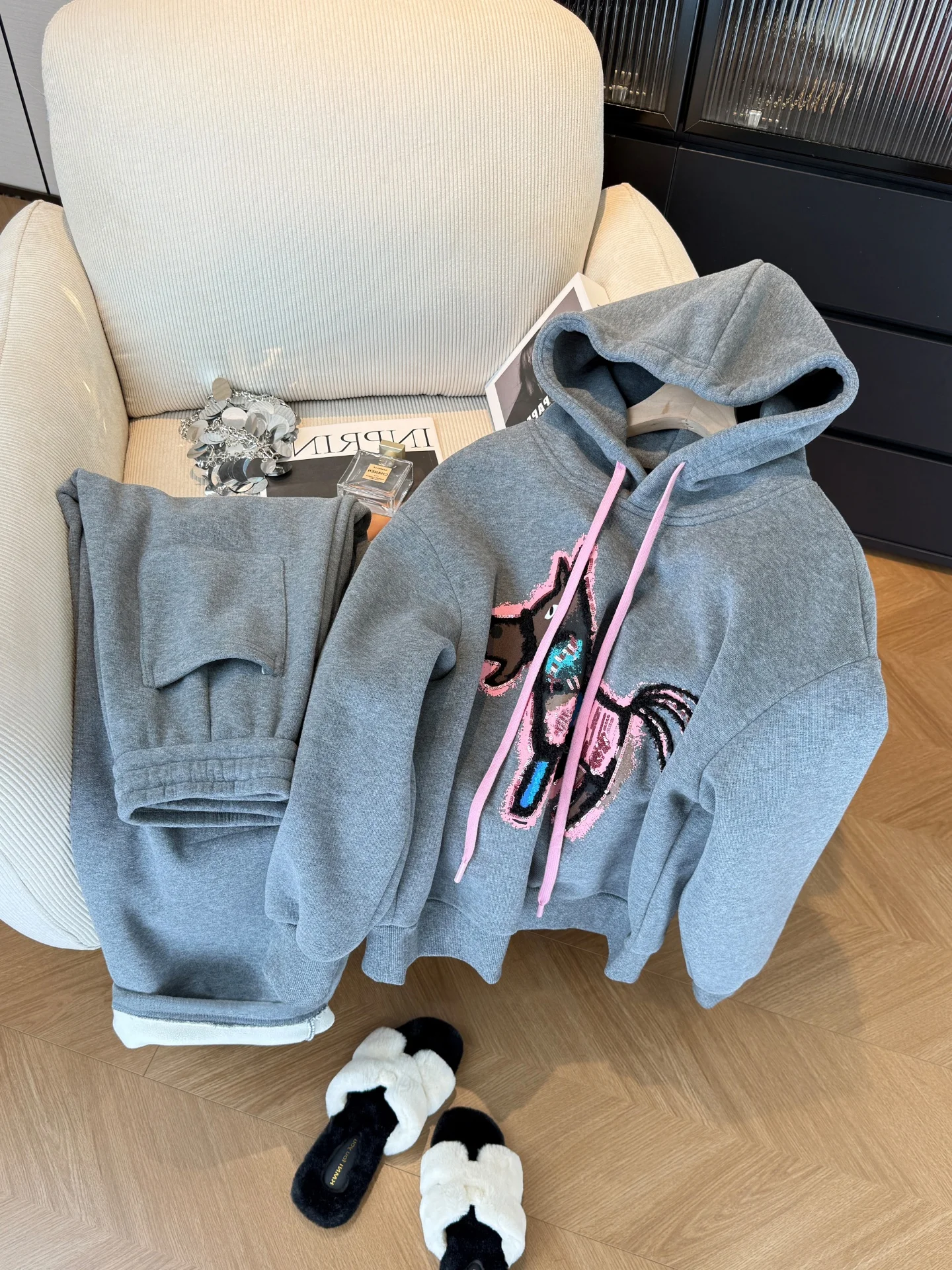 Уникальный повседневный комплект спортивной одежды, женская весенне-осенняя корейская толстовка с капюшоном, свободные брюки из двух предметов, модная мода
Уникальный повседневный комплект спортивной одежды, женская весенне-осенняя корейская толстовка с капюшоном, свободные брюки из двух предметов, модная мода