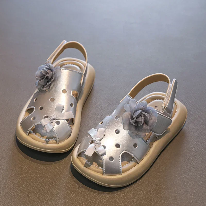 Полые сандалии для маленьких девочек, новинка 2023 года, летние детские повседневные школьные сандалии, дышащие детские модные сандалии с милым цветком, мягкие
Полые сандалии для маленьких девочек, новинка 2023 года, летние детские повседневные школьные сандалии, дышащие детские модные сандалии с милым цветком, мягкие