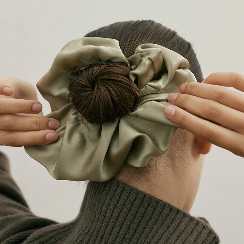 Korean high-quality satin headband with a high-end feel, solid color temperament, loose headband, retro atmosphere, and headwear
Korean high-quality satin headband with a high-end feel, solid color temperament, loose headband, retro atmosphere, and headwear
