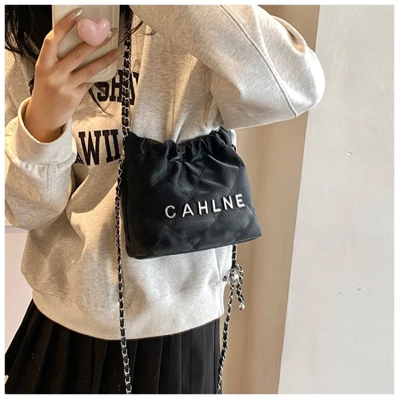 Креативный новый продукт: сумка на одно плечо во французском стиле, женская сумка-тоут с верхней ручкой, европейская мода для поездок на работу.
Креативный новый продукт: сумка на одно плечо во французском стиле, женская сумка-тоут с верхней ручкой, европейская мода для поездок на работу.