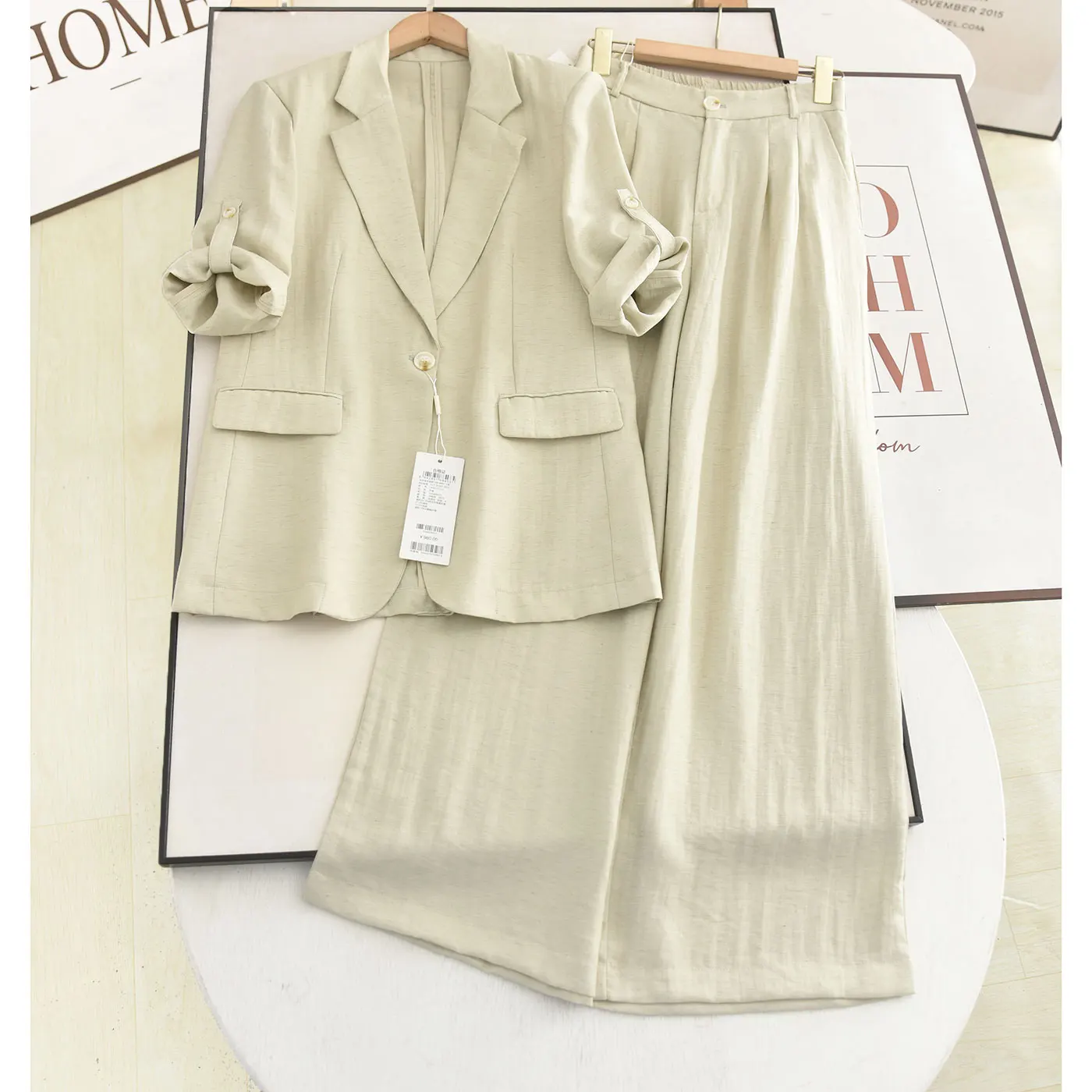 Elegant Spring Commute Workwear Set Casual Suit Jacket And Pants Two-Piece Ensemble for Women Short Sleeve Business Top
Elegant Spring Commute Workwear Set Casual Suit Jacket And Pants Two-Piece Ensemble for Women Short Sleeve Business Top