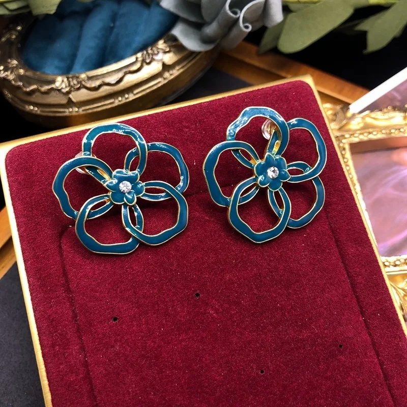 French Hong Kong Style Hollow Design Needle Flower Stud Earrings Retro Temperament Blue Enamel Earrings Elegant Earrings
French Hong Kong Style Hollow Design Needle Flower Stud Earrings Retro Temperament Blue Enamel Earrings Elegant Earrings