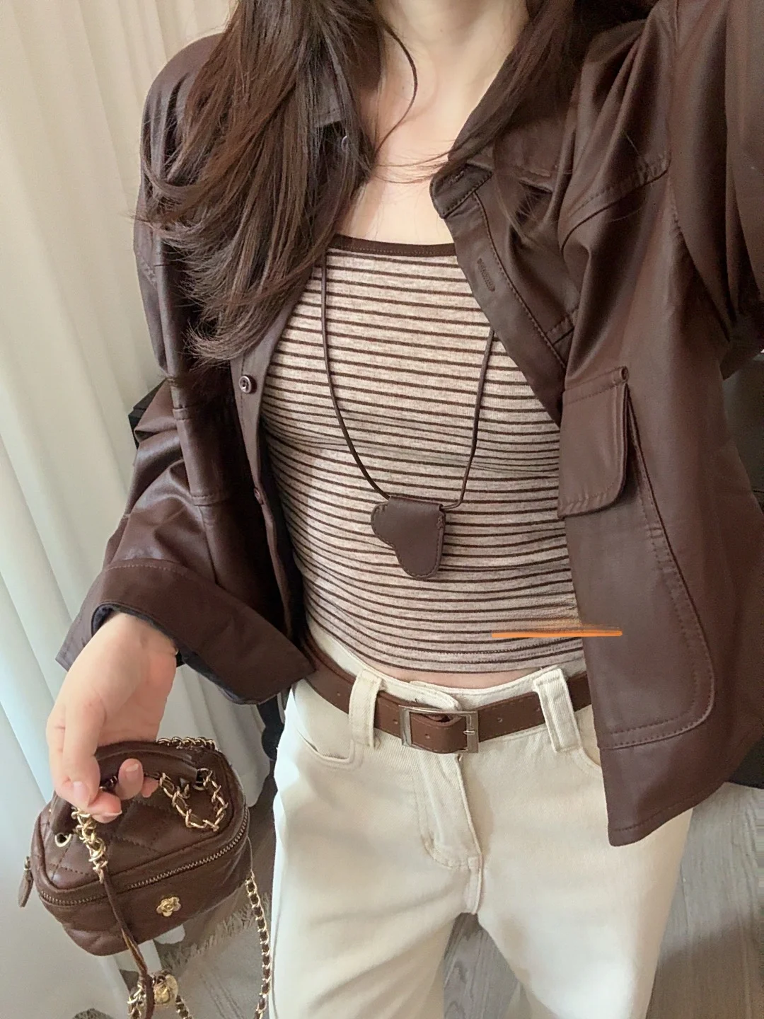 Корейская дизайнерская ветровка-жакет с отложным воротником для молодых женщин: эффект похудения, простота и стиль для повседневной носки.
Корейская дизайнерская ветровка-жакет с отложным воротником для молодых женщин: эффект похудения, простота и стиль для повседневной носки.