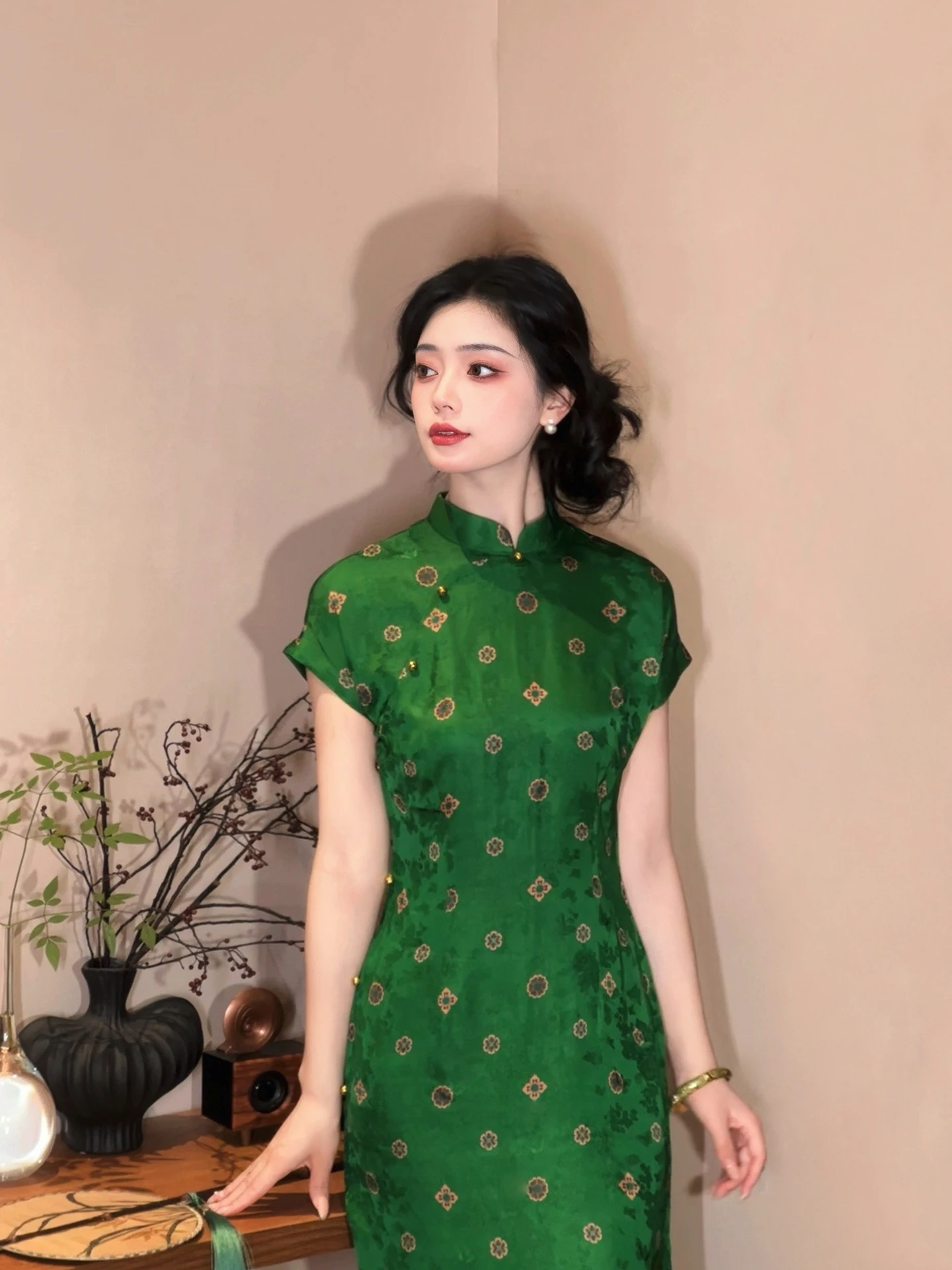 Young Women's Retro Chinese Style Summer Improved Daily Wear New 2026 Low Slit Short Sleeve Long Qipao Gown
Young Women's Retro Chinese Style Summer Improved Daily Wear New 2026 Low Slit Short Sleeve Long Qipao Gown