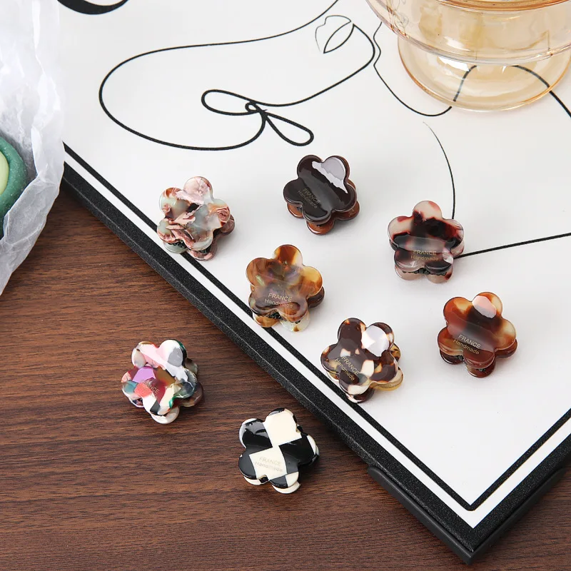 Acetate Flower Small Hair Claw Clip for Side Bangs Elegant Premium Mini Hair Claw for Side Bangs Daily Use Comfortable Non Slip
Acetate Flower Small Hair Claw Clip for Side Bangs Elegant Premium Mini Hair Claw for Side Bangs Daily Use Comfortable Non Slip