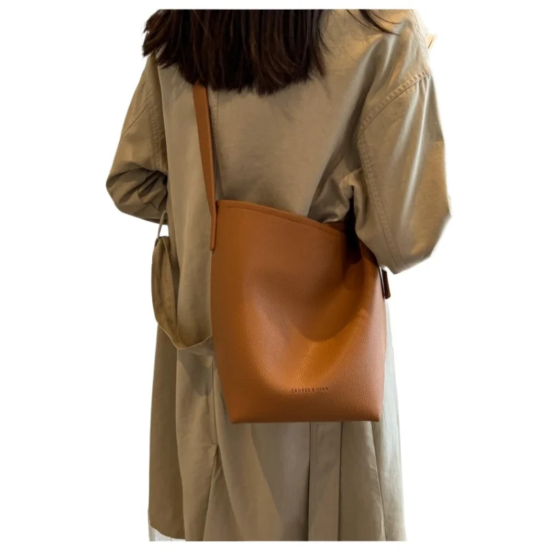 2025 new lychee grain Korean niche bucket bag female senior commuting hundred with large capacity shoulder Tote bags
2025 new lychee grain Korean niche bucket bag female senior commuting hundred with large capacity shoulder Tote bags