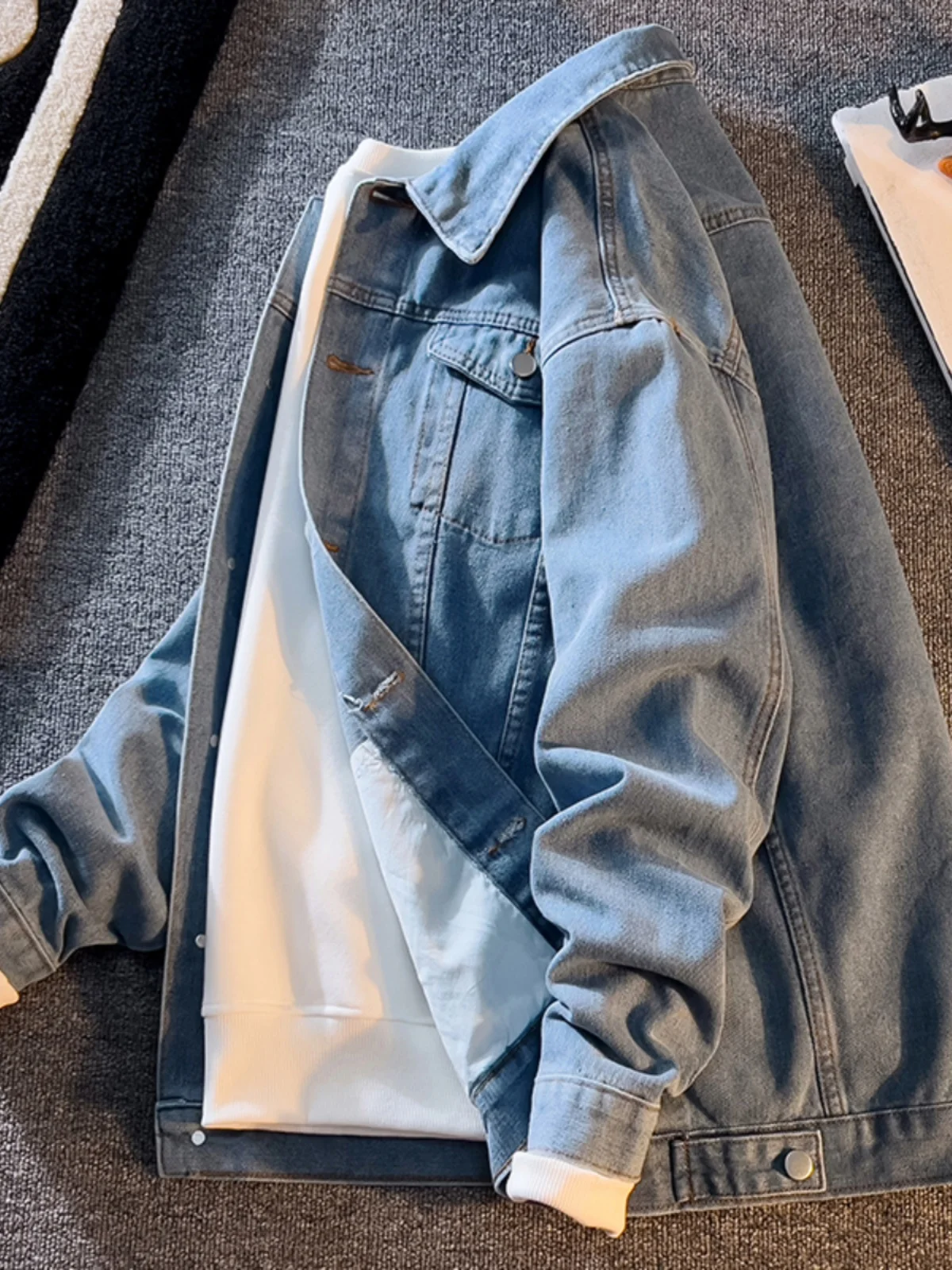 Ретро-японская свободная мужская джинсовая куртка светло-голубого цвета, повседневная рабочая одежда, весенне-осенняя верхняя одежда для молодежи, свободный крой
Ретро-японская свободная мужская джинсовая куртка светло-голубого цвета, повседневная рабочая одежда, весенне-осенняя верхняя одежда для молодежи, свободный крой