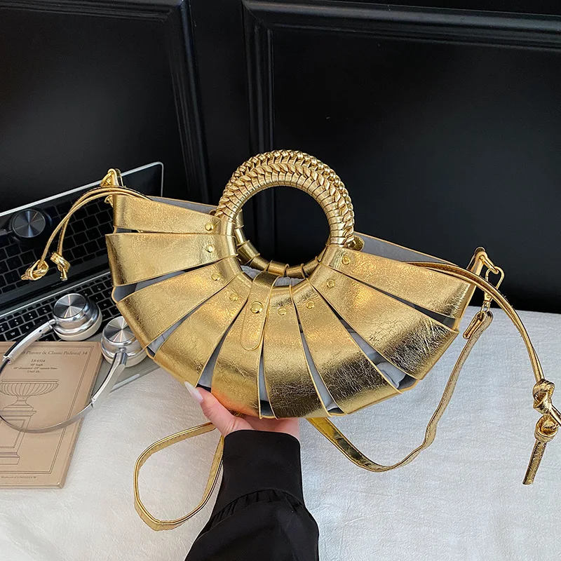 Изогнутый вечерний клатч 2025 года, женская сумка с архитектурной верхней ручкой и браслетом, праздничная сумка из веганской кожи с бисером
Изогнутый вечерний клатч 2025 года, женская сумка с архитектурной верхней ручкой и браслетом, праздничная сумка из веганской кожи с бисером