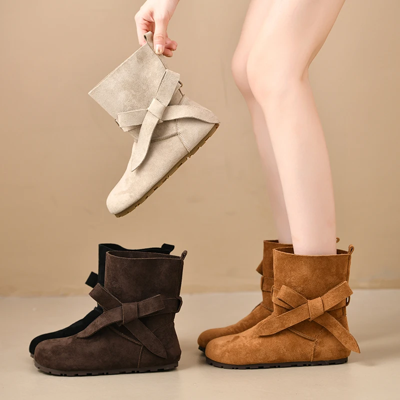 Suede Women's Flat Leisure Ankle Boots 2025 Autumn and Winter New Trend Bow Decoration Fashion Comfortable Chelsea Short Boots.
Suede Women's Flat Leisure Ankle Boots 2025 Autumn and Winter New Trend Bow Decoration Fashion Comfortable Chelsea Short Boots.