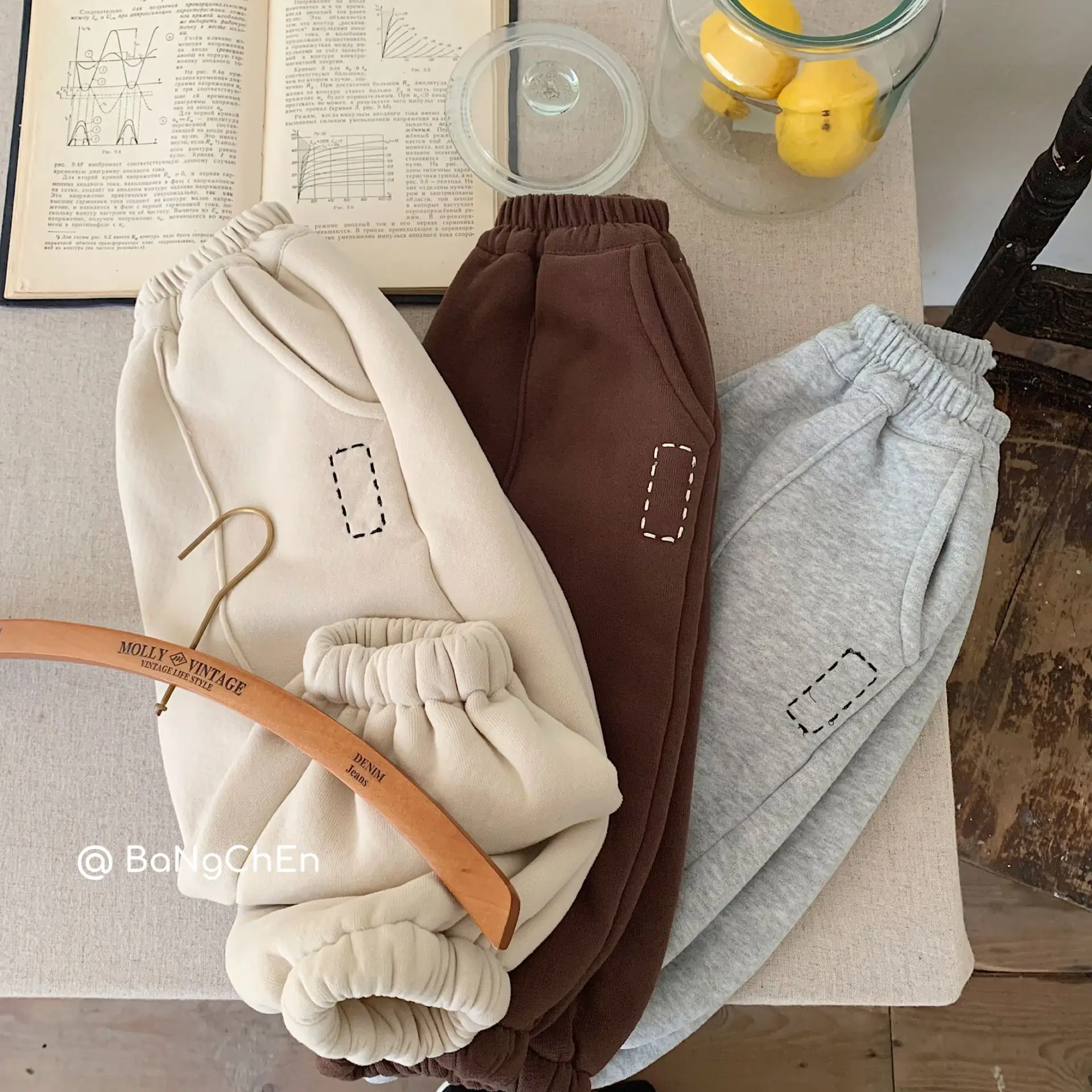 Children Clothing Fashion Solid Color Thickened Pants 2025 Winter New Boys Girls Simple and Versatile Fleece Warm Sweatpants
Children Clothing Fashion Solid Color Thickened Pants 2025 Winter New Boys Girls Simple and Versatile Fleece Warm Sweatpants