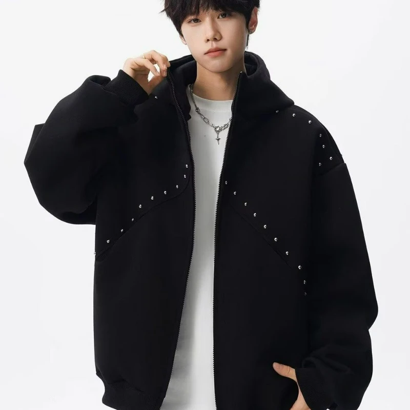 Осень-зима 2026, новый модный свободный дизайн, теплый кардиган, флисовая толстовка с заклепками в американском стиле и утолщенная толстовка с капюшоном для мужчин
Осень-зима 2026, новый модный свободный дизайн, теплый кардиган, флисовая толстовка с заклепками в американском стиле и утолщенная толстовка с капюшоном для мужчин