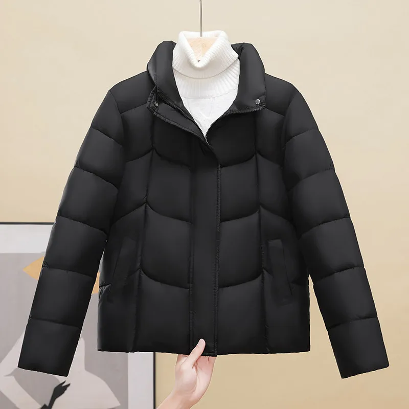 Модная короткая хлопковая куртка, женская теплая универсальная хлопковая куртка с воротником-стойкой, зимнее пальто 2025 года, женские зимние пальто, верхняя одежда
Модная короткая хлопковая куртка, женская теплая универсальная хлопковая куртка с воротником-стойкой, зимнее пальто 2025 года, женские зимние пальто, верхняя одежда