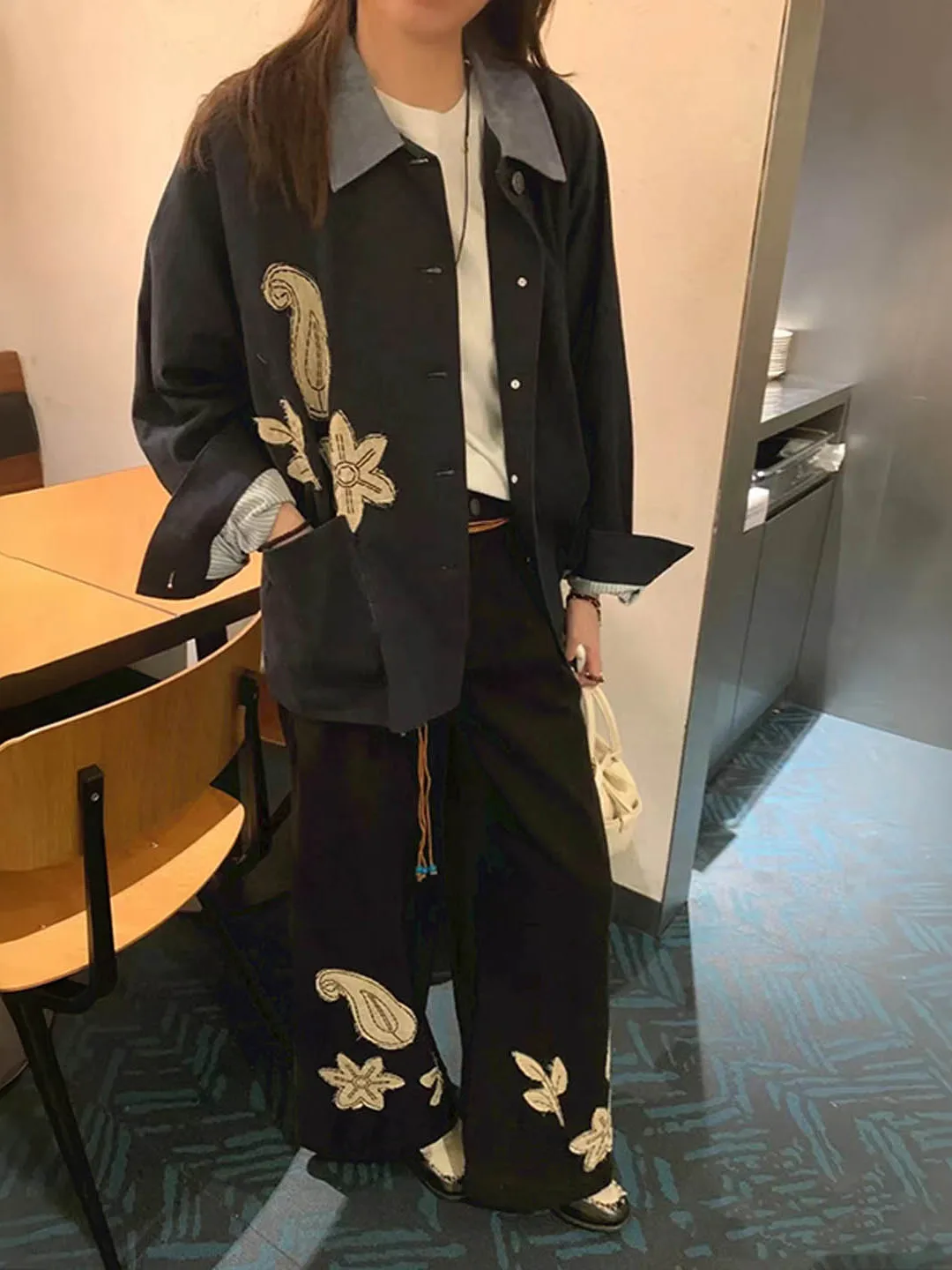 Комплект: пальто свободного кроя из искусственной кожи в стиле пэчворк и брюки с широкими штанинами, женский осенне-зимний винтажный вышитый рабочий костюм
Комплект: пальто свободного кроя из искусственной кожи в стиле пэчворк и брюки с широкими штанинами, женский осенне-зимний винтажный вышитый рабочий костюм