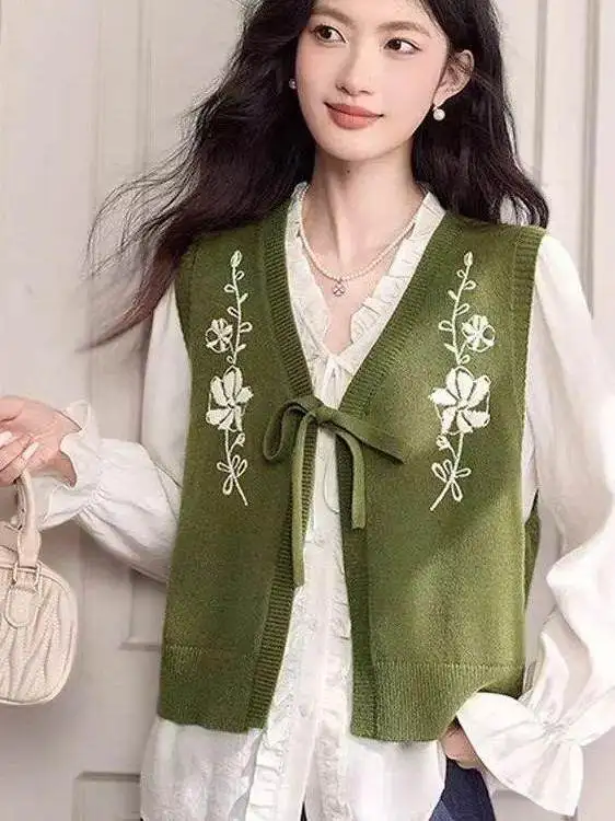 Embroidered Knot V-neck Knitted Sweater Vest Women Spring Autumn New Style Sleeveless Sweet Cardigan Trendy
Embroidered Knot V-neck Knitted Sweater Vest Women Spring Autumn New Style Sleeveless Sweet Cardigan Trendy