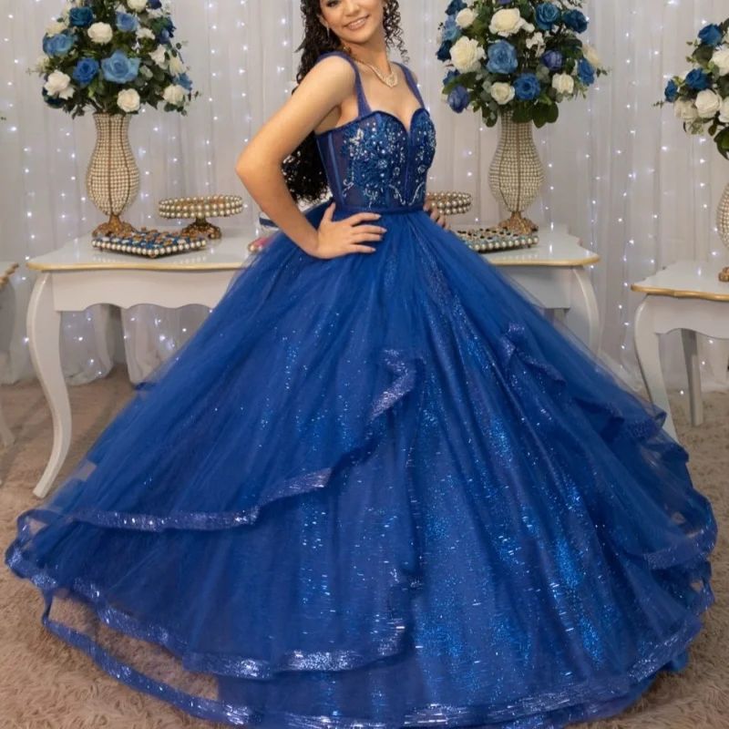 Простое синее платье для квинсеаньеры с открытыми плечами, блестящими аппликациями, кружевными вставками, цветочным декором и длинным шлейфом. Настройте на свой вкус
Простое синее платье для квинсеаньеры с открытыми плечами, блестящими аппликациями, кружевными вставками, цветочным декором и длинным шлейфом. Настройте на свой вкус