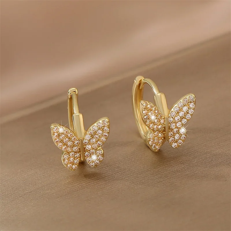 1Pair 2025 New Trending Gold Color Butterfly Hoop Earrings for Women, Sparkling Paved CZ Butterfly Huggie Earrings, Elegant Round Party Fashion Jewelry, Affordable Gift Accessories
1Pair 2025 New Trending Gold Color Butterfly Hoop Earrings for Women, Sparkling Paved CZ Butterfly Huggie Earrings, Elegant Round Party Fashion Jewelry, Affordable Gift Accessories