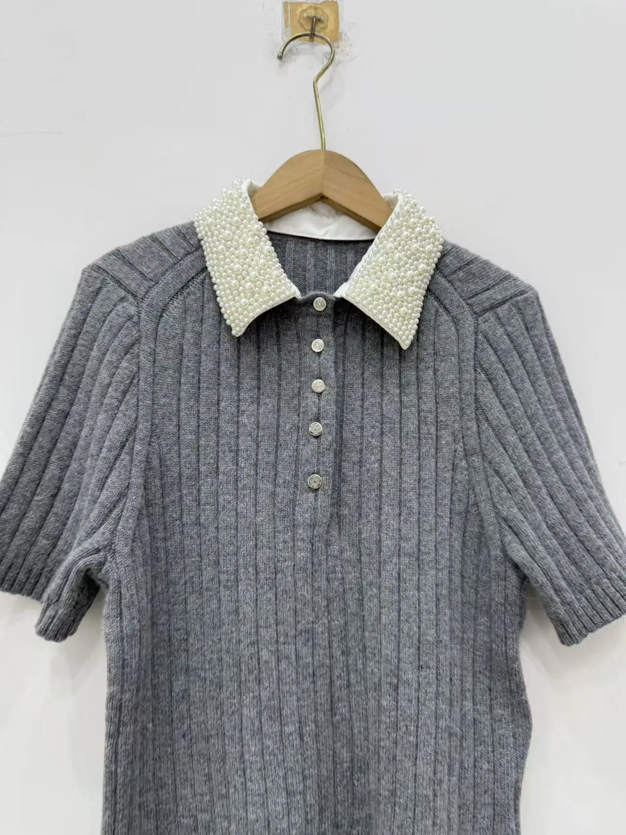 Women Gray Knit Sweater Pearls Turn-Down Collar 2026 Spring Summer Female Short Sleeve Pullover Tops
Women Gray Knit Sweater Pearls Turn-Down Collar 2026 Spring Summer Female Short Sleeve Pullover Tops 
