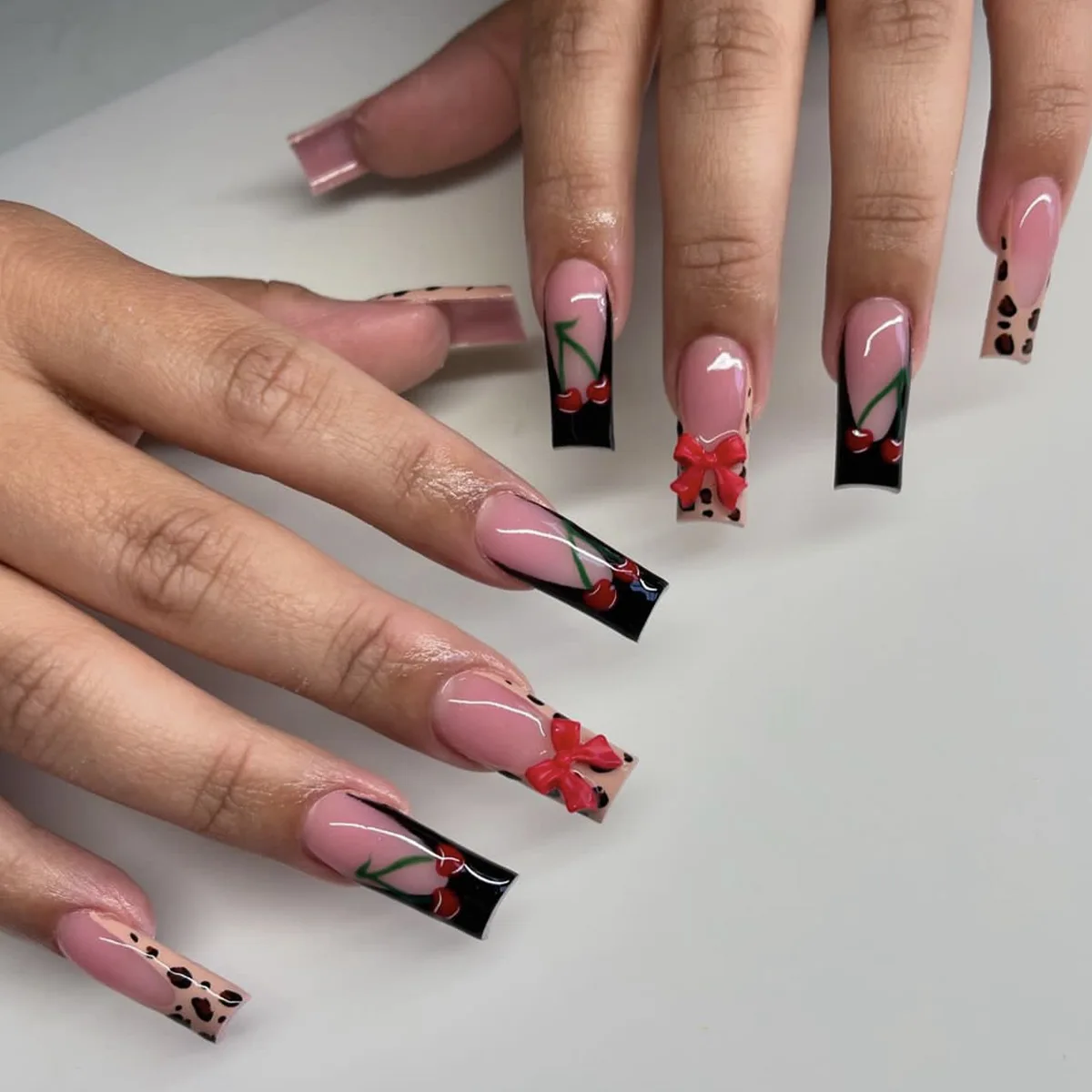 24pcs Leopard Print False Nails Sets Simple Long Square Fake Nail Black French Press on Nails with Bow Cherry Design Manicure
24pcs Leopard Print False Nails Sets Simple Long Square Fake Nail Black French Press on Nails with Bow Cherry Design Manicure