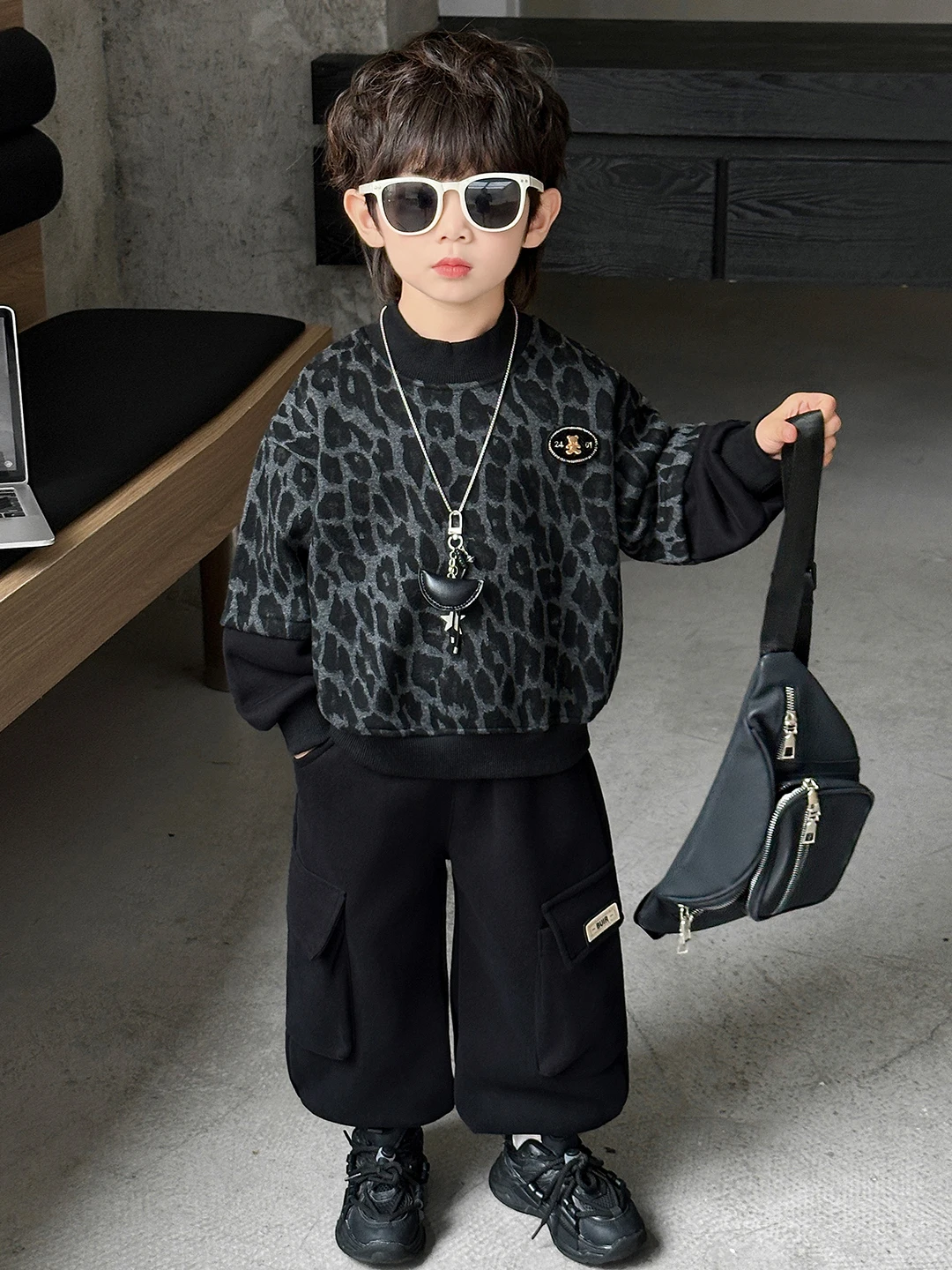 Модный комплект для мальчиков: худи с леопардовым принтом и брюки карго, осенне-зимний повседневный спортивный костюм с флисовой подкладкой, комплект из двух предметов
Модный комплект для мальчиков: худи с леопардовым принтом и брюки карго, осенне-зимний повседневный спортивный костюм с флисовой подкладкой, комплект из двух предметов