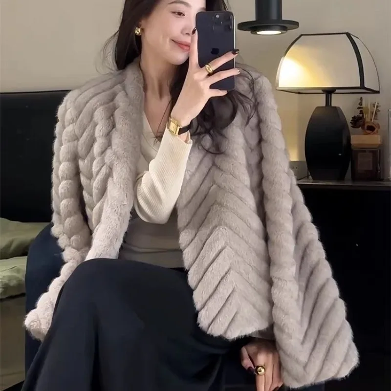 2025 New Winter Temperament Herringbone Pattern Fur Jacket Short Environmentally Friendly Mink Hair Artificial Fur Small Man
2025 New Winter Temperament Herringbone Pattern Fur Jacket Short Environmentally Friendly Mink Hair Artificial Fur Small Man