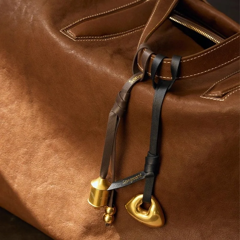 Songmont bag hanger, courage stone, transportation cylinder, high-quality bag hanger, elegant and versatile retro accessory
Songmont bag hanger, courage stone, transportation cylinder, high-quality bag hanger, elegant and versatile retro accessory