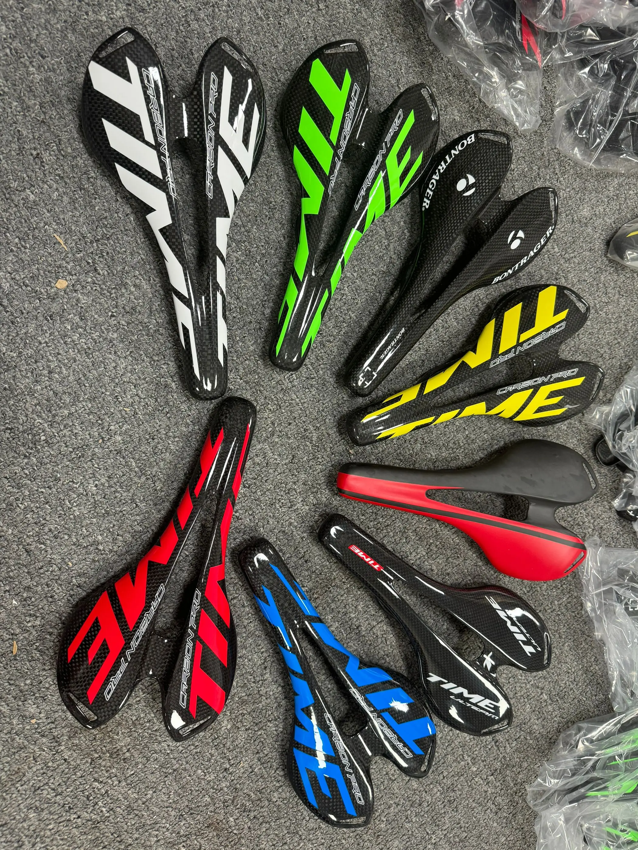 All-carbon fiber seat, mountain bike, road bike, saddle, hollow large b seat, elliptical carbon bow 7X9MM
All-carbon fiber seat, mountain bike, road bike, saddle, hollow large b seat, elliptical carbon bow 7X9MM