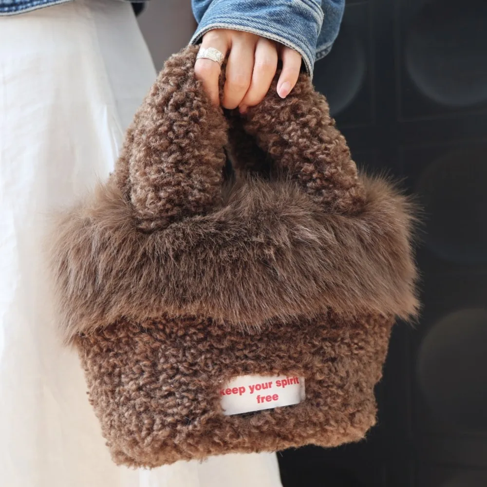 Furry Plush 2025 Korean Faux Wool Sherpa Faux Fur Bag Fluffy Plush Top Handle Handheld Tote Luxury Soft Winter Womens Handbag
Furry Plush 2025 Korean Faux Wool Sherpa Faux Fur Bag Fluffy Plush Top Handle Handheld Tote Luxury Soft Winter Womens Handbag