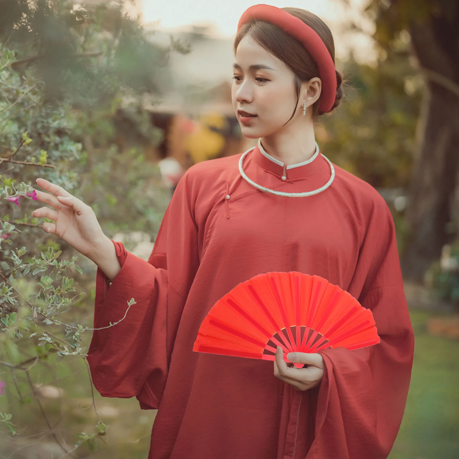 Tai Fan Handheld Folding Large Decorative Party Stage Performance Accessory Unique Color Eye Catching Dance Props
Tai Fan Handheld Folding Large Decorative Party Stage Performance Accessory Unique Color Eye Catching Dance Props