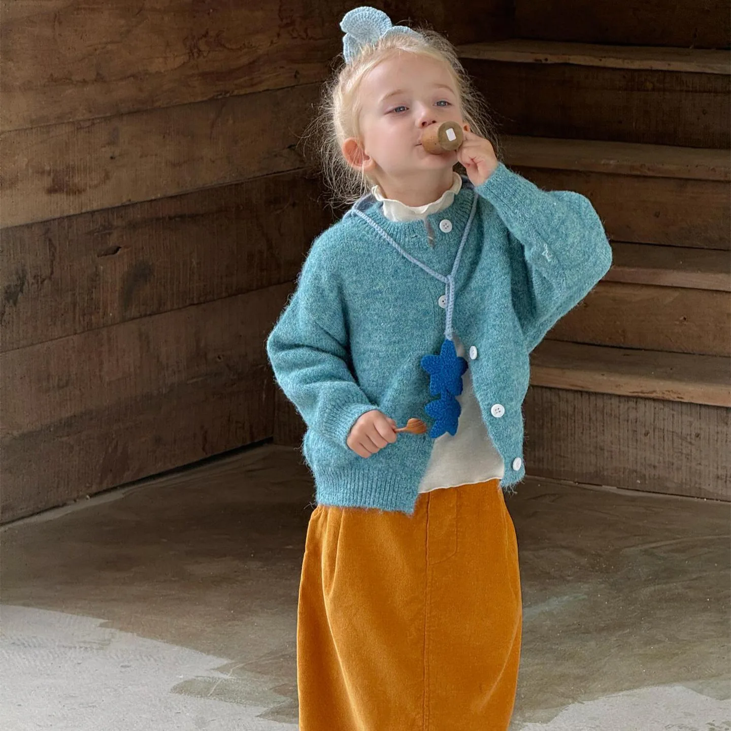 Korean Children Clothing 2025 Autumn New Girls Coat Green Yarn Knitted Bright Color Long Sleeved Cardigan
Korean Children Clothing 2025 Autumn New Girls Coat Green Yarn Knitted Bright Color Long Sleeved Cardigan