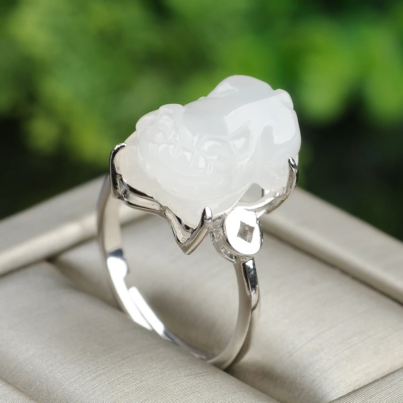 Hetian white with silver inlay, finished , jade , Pixiu ring face
Hetian white with silver inlay, finished , jade , Pixiu ring face