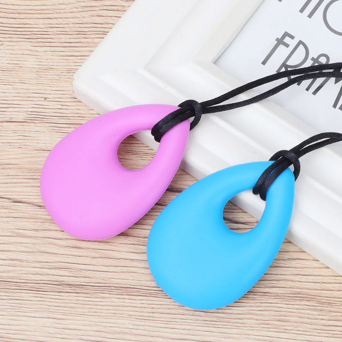 2Pcs Silicone Sensory Necklace for Autism Children Soft Chewable Pendant for Baby Masticatory Exercise Safe Food Grade Material
2Pcs Silicone Sensory Necklace for Autism Children Soft Chewable Pendant for Baby Masticatory Exercise Safe Food Grade Material