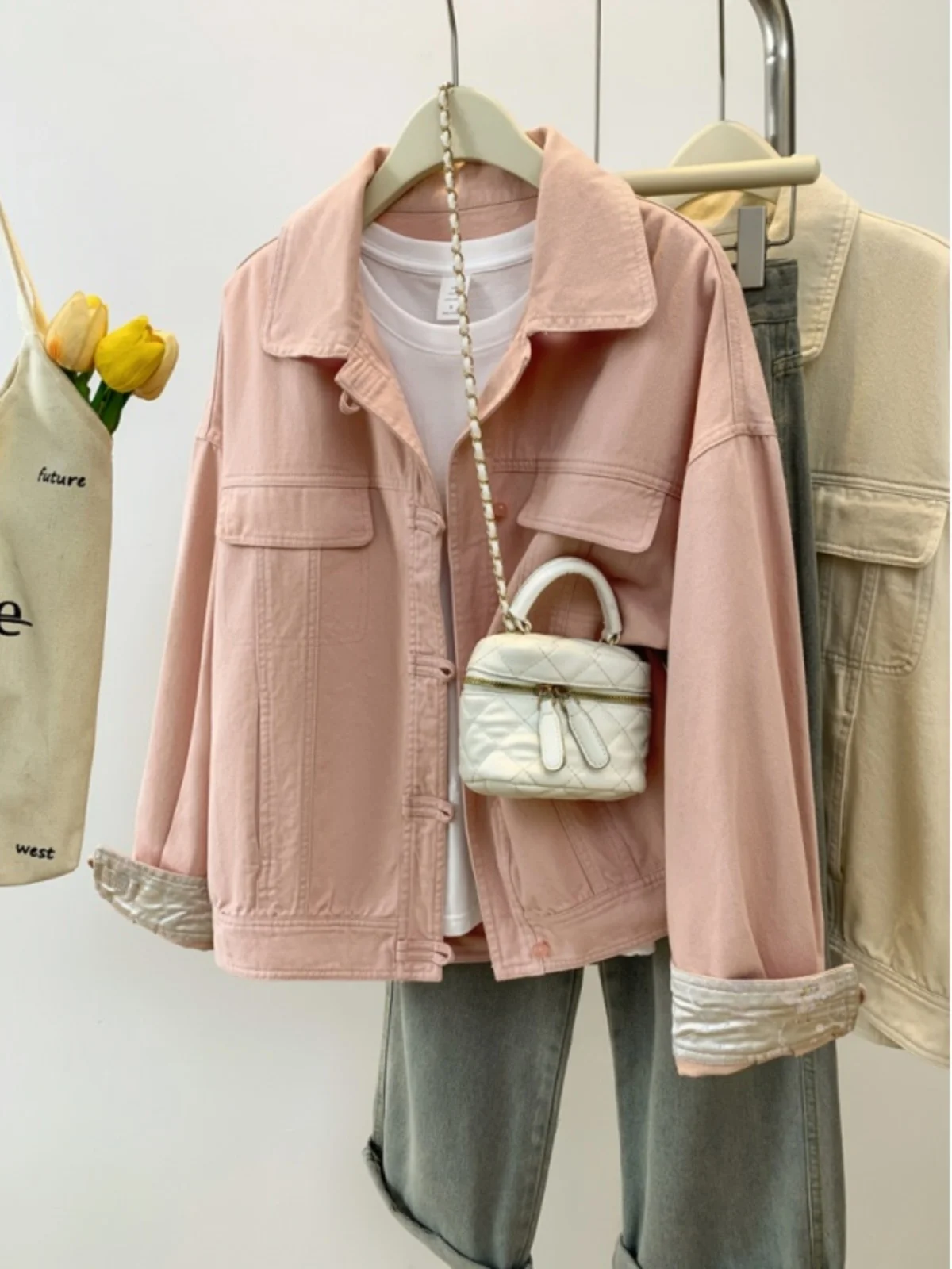 Розовый ретро китайский джинсовый тюнер женский повседневный универсальный открытый кардиган пальто весна осень Новое поступление дизайн на пуговицах
Розовый ретро китайский джинсовый тюнер женский повседневный универсальный открытый кардиган пальто весна осень Новое поступление дизайн на пуговицах