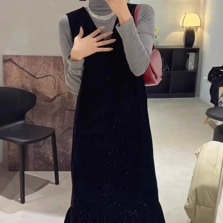 Hepburn Style Black Velvet Dress, Women'S Autumn And Winter High-End V-Neck Temperament Set, Long Skirt
Hepburn Style Black Velvet Dress, Women'S Autumn And Winter High-End V-Neck Temperament Set, Long Skirt