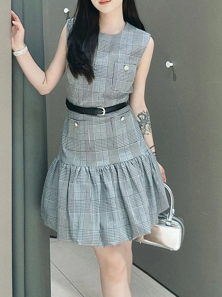 French light luxury 2025 early autumn checkered sleeveless vest, elegant and refined, cinched waist flower bud dress
French light luxury 2025 early autumn checkered sleeveless vest, elegant and refined, cinched waist flower bud dress