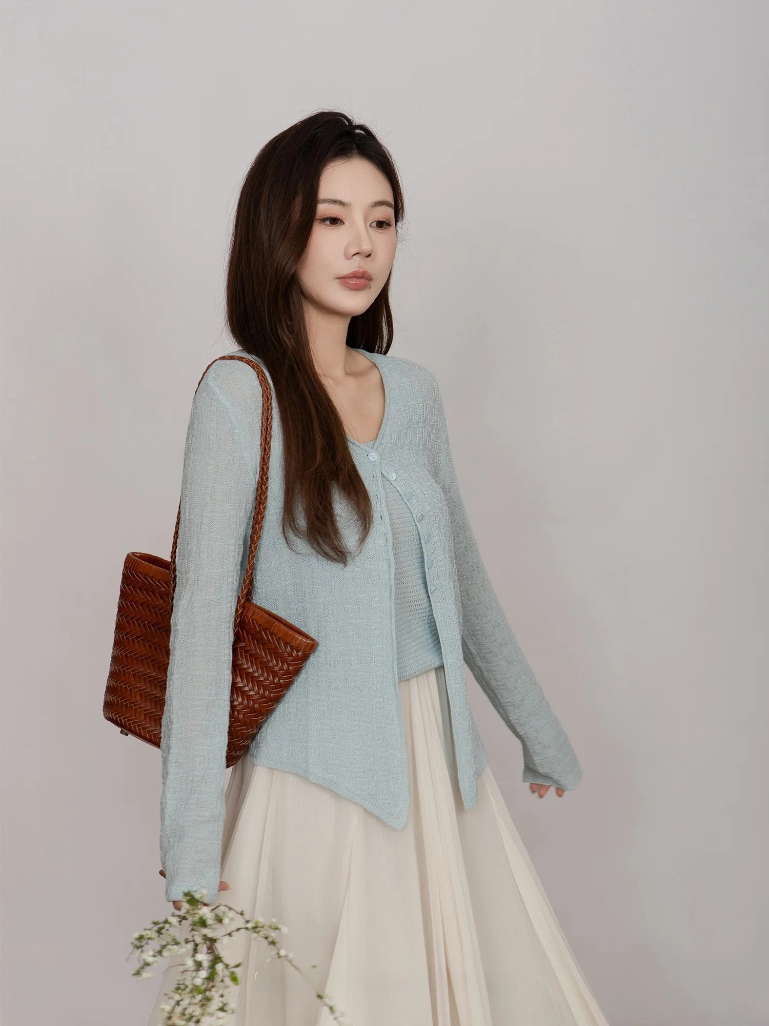 SureHouse Cloud Sensation Light Knitted V-Neck Cashmere Silk Vest Women's Summer Fashion Straight Cut Long Sleeve Knitwear
SureHouse Cloud Sensation Light Knitted V-Neck Cashmere Silk Vest Women's Summer Fashion Straight Cut Long Sleeve Knitwear