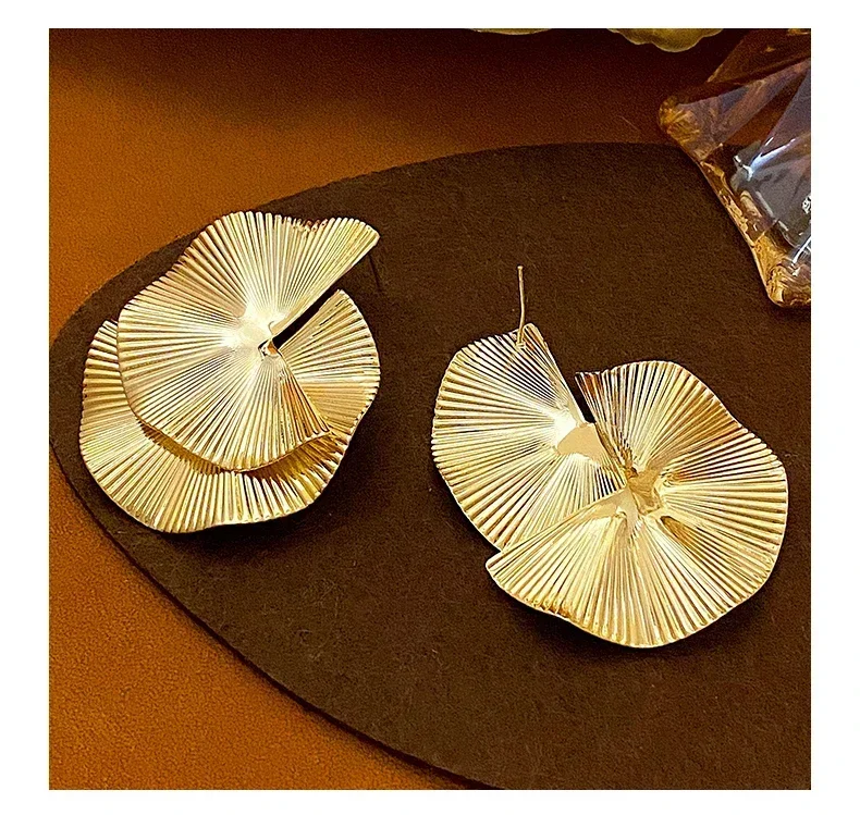 European and American simple design high-end metal fan-shaped irregular gold earrings
European and American simple design high-end metal fan-shaped irregular gold earrings