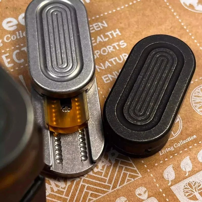 Haru Player EDC Titan из нержавеющей стали, двойная дорожка, механическая прямая нажимная карта на кончиках пальцев, декомпрессионная настольная игрушка
Haru Player EDC Titan из нержавеющей стали, двойная дорожка, механическая прямая нажимная карта на кончиках пальцев, декомпрессионная настольная игрушка