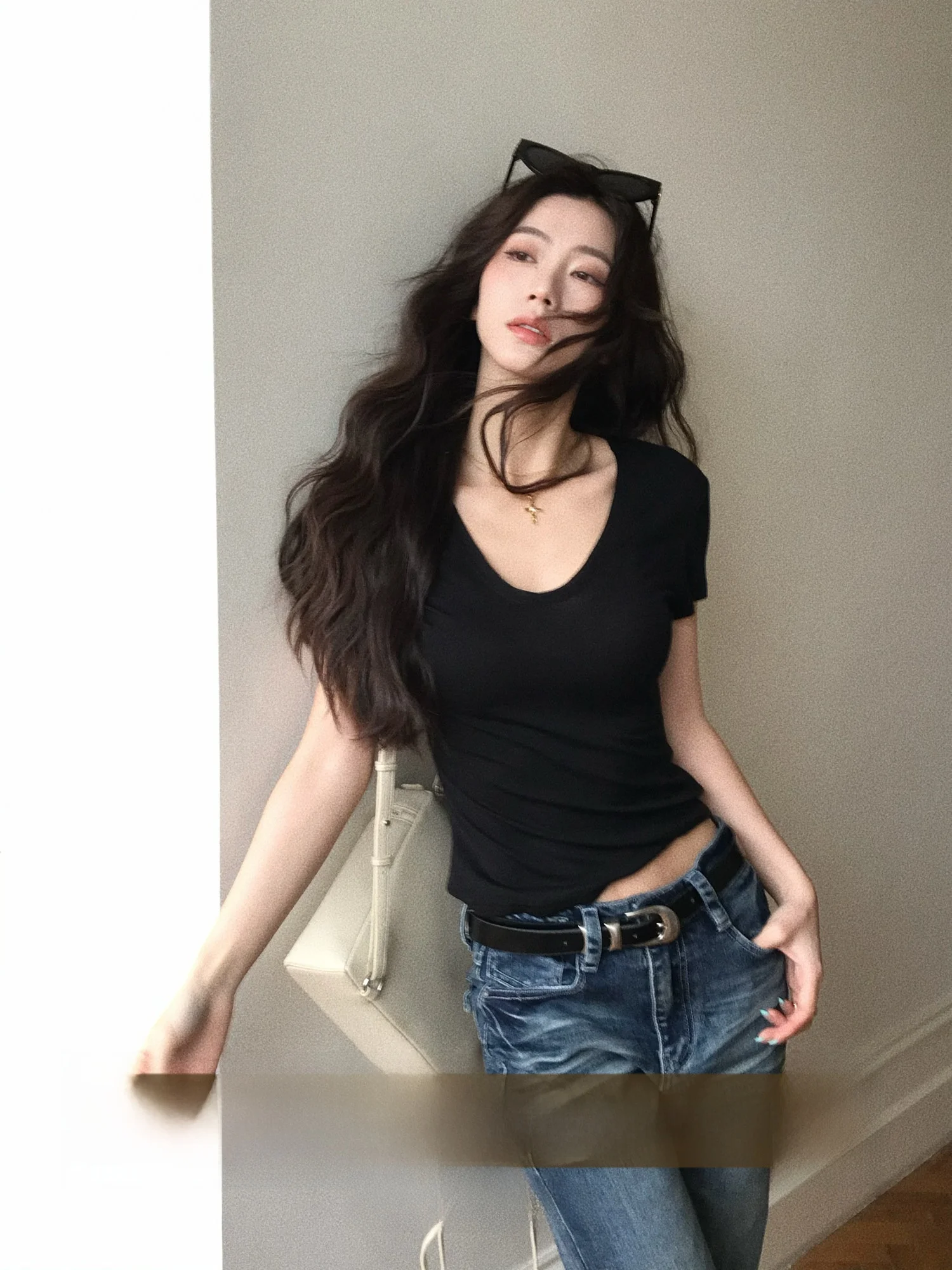 Женская летняя футболка Slim Fit с коротким рукавом, V-образным вырезом, повседневный стиль, стандартной толщины, из трикотажной смесовой ткани (шерсть/лиоцелл) Ashi by Ashi
Женская летняя футболка Slim Fit с коротким рукавом, V-образным вырезом, повседневный стиль, стандартной толщины, из трикотажной смесовой ткани (шерсть/лиоцелл) Ashi by Ashi