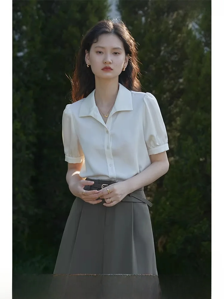 Простая повседневная блузка с пышными рукавами и маленьким воротником для молодых женщин, корейская версия, однотонная, из полиэстера.
Простая повседневная блузка с пышными рукавами и маленьким воротником для молодых женщин, корейская версия, однотонная, из полиэстера.