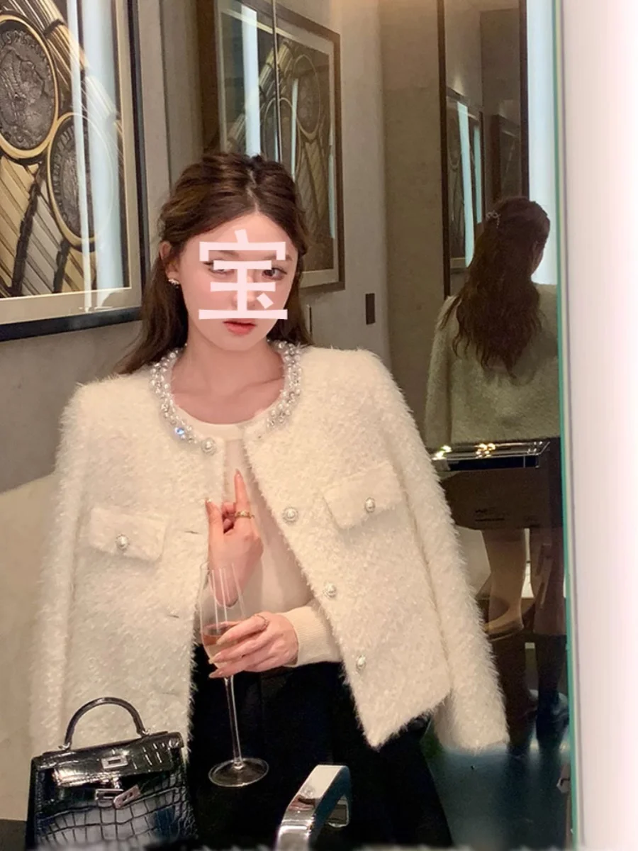 Thickened Pearl Collar Short Plush Jacket Small Fragrance Style Women's Outerwear Autumn Winter New Style Lady Feel Top
Thickened Pearl Collar Short Plush Jacket Small Fragrance Style Women's Outerwear Autumn Winter New Style Lady Feel Top