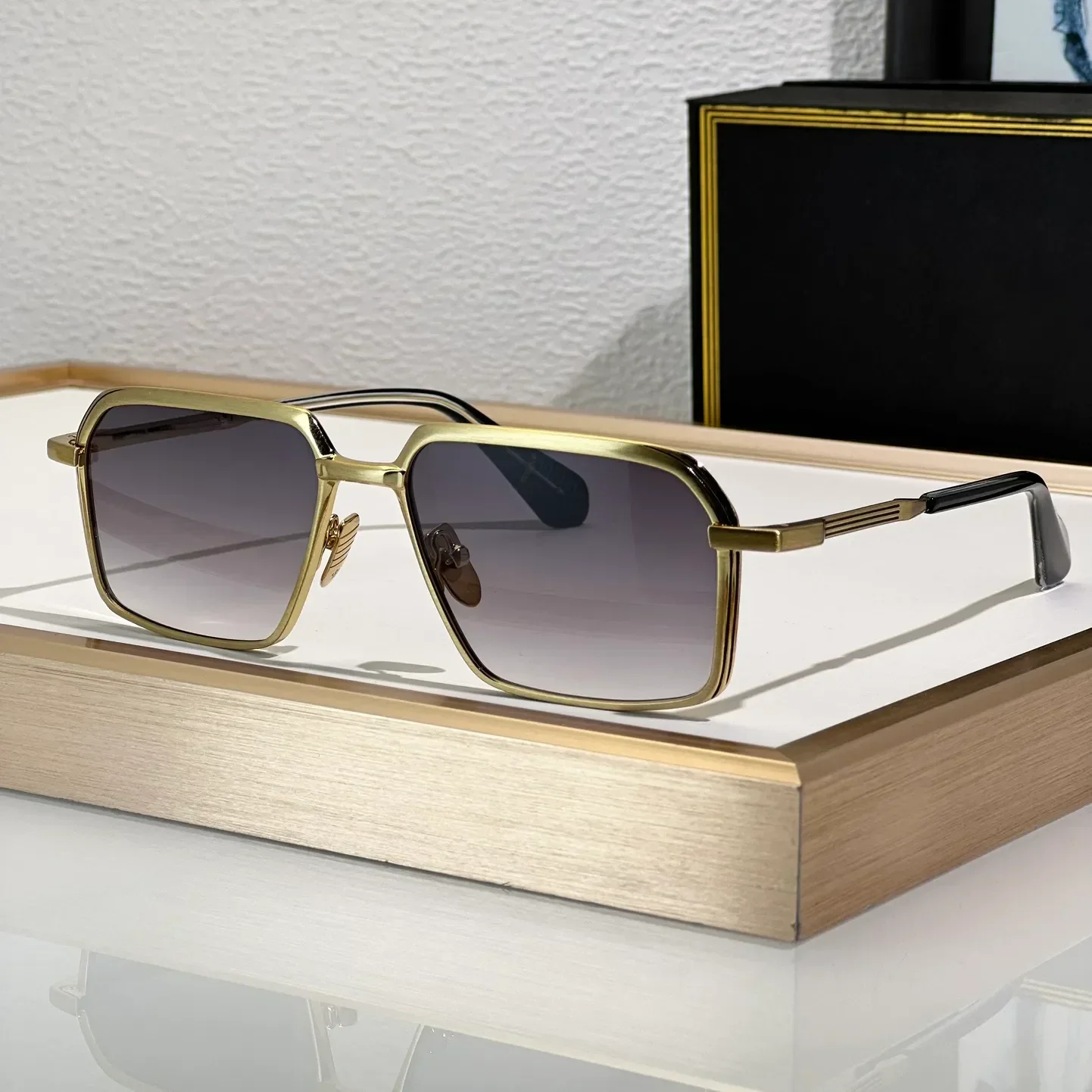Fashion Sunglasses For Women and Men VASCO Style Anti-Ultraviolet Retro Plate Full Frame Special design Glasses Random Box
Fashion Sunglasses For Women and Men VASCO Style Anti-Ultraviolet Retro Plate Full Frame Special design Glasses Random Box
