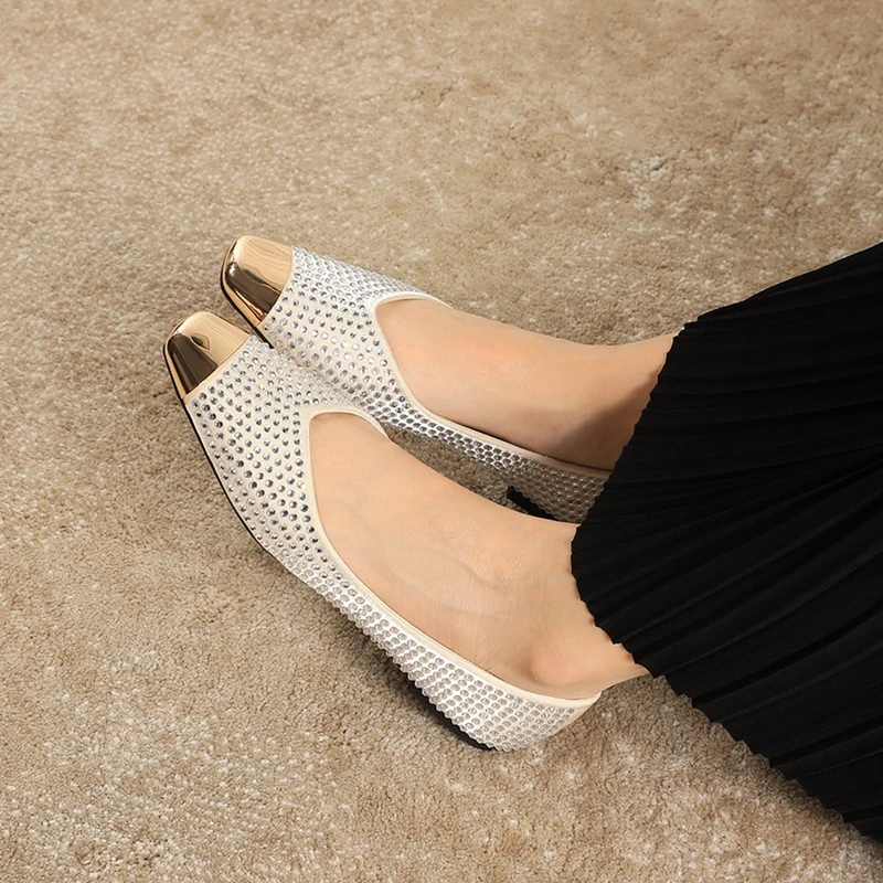 Женские новые балетки в европейском и американском стиле на низком каблуке с металлическим квадратным носком и стразами, модная обувь для весны и осени
Женские новые балетки в европейском и американском стиле на низком каблуке с металлическим квадратным носком и стразами, модная обувь для весны и осени