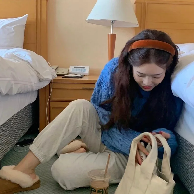 1pc Velvet Headband Pumpkin Orange Flattering Korean Style Volume Boosting Hair Hoop for Women Autumn Winter Cozy Daily Outing
1pc Velvet Headband Pumpkin Orange Flattering Korean Style Volume Boosting Hair Hoop for Women Autumn Winter Cozy Daily Outing